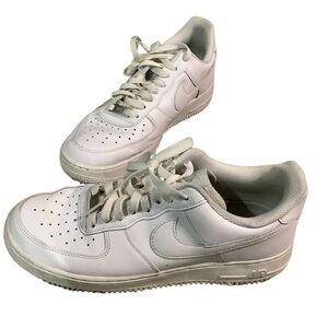 Nike airforce 1s in white